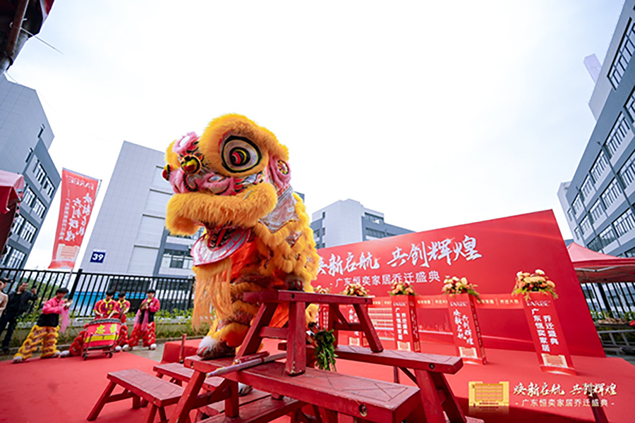 100,000平方英尺，共有五層樓，品質、創新